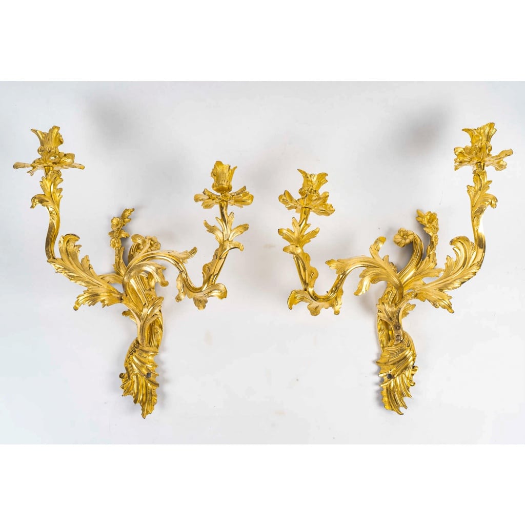 Paire d’appliques à deux lumières d’époque Louis XV en bronze ciselé et doré, vers 1750 | Biron 