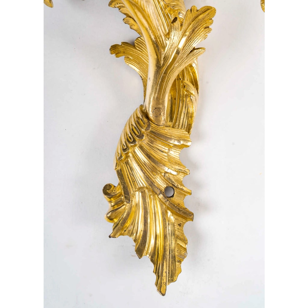 Paire d’appliques à deux lumières d’époque Louis XV en bronze ciselé et doré, vers 1750 | Biron 