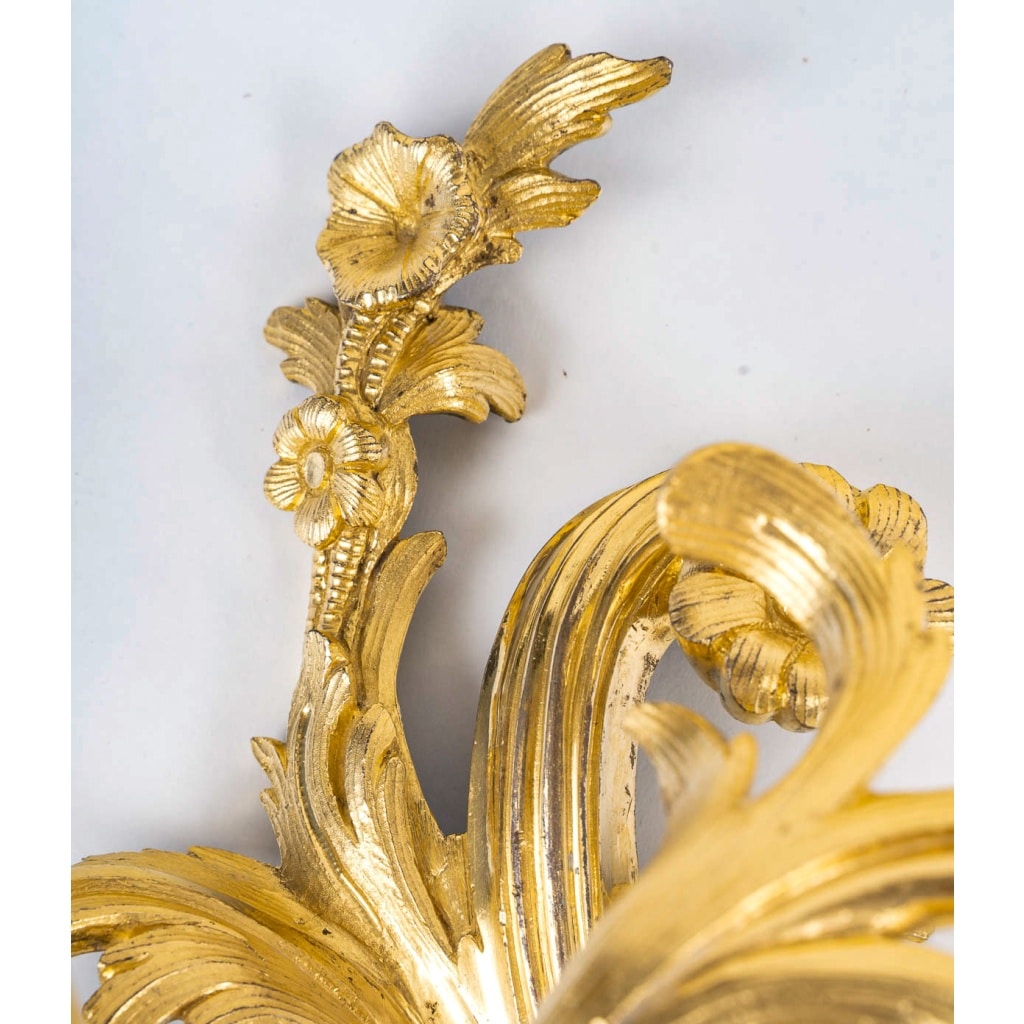 Paire d’appliques à deux lumières d’époque Louis XV en bronze ciselé et doré, vers 1750 | Biron 