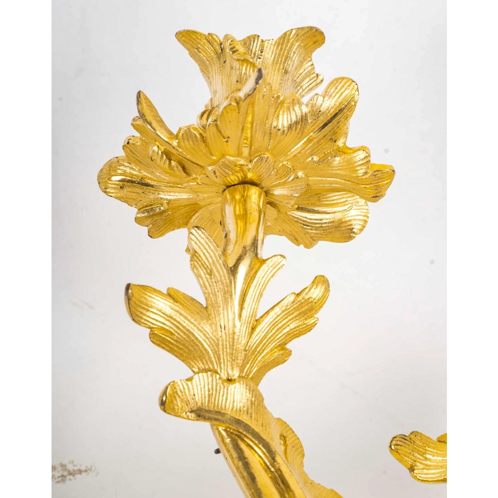 Paire d’appliques à deux lumières d’époque Louis XV en bronze ciselé et doré, vers 1750 | Biron 