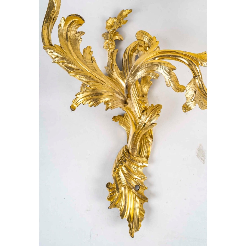 Paire d’appliques à deux lumières d’époque Louis XV en bronze ciselé et doré, vers 1750 | Biron 