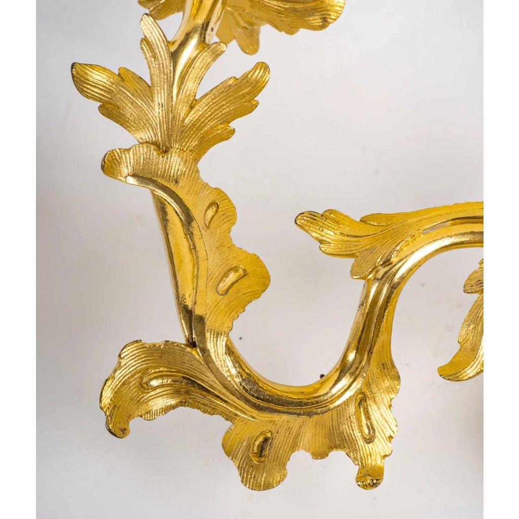 Paire d’appliques à deux lumières d’époque Louis XV en bronze ciselé et doré, vers 1750 | Biron 