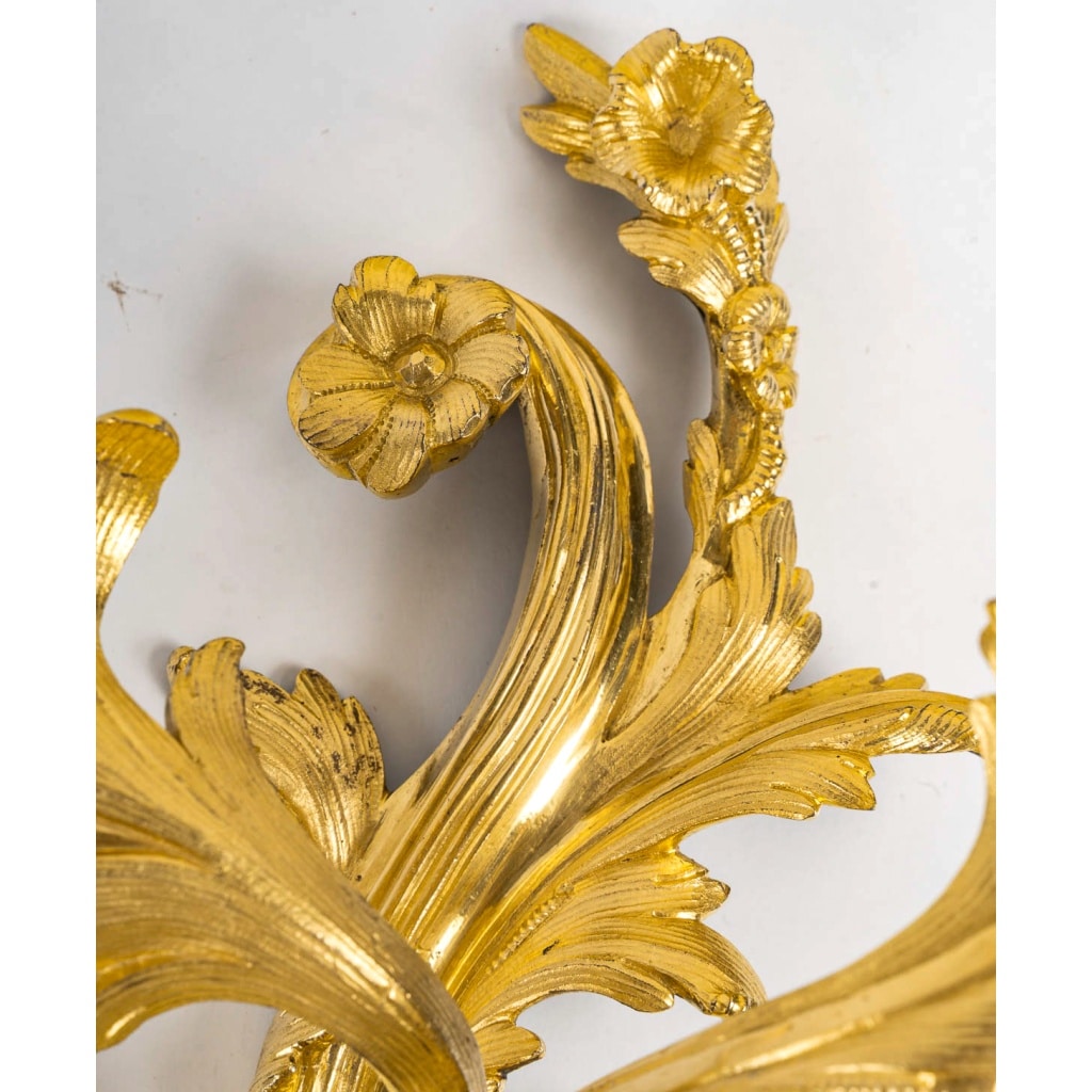Paire d’appliques à deux lumières d’époque Louis XV en bronze ciselé et doré, vers 1750 | Biron 