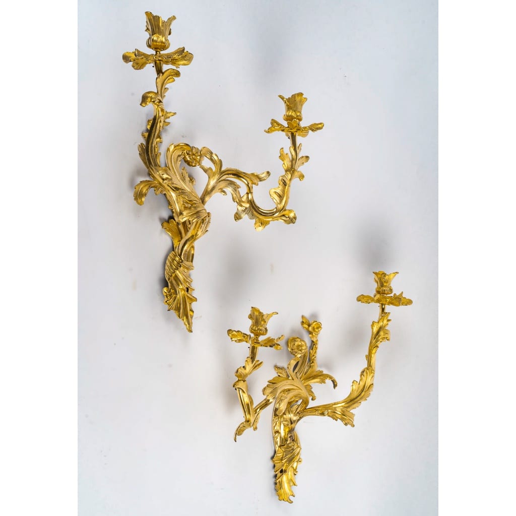Paire d’appliques à deux lumières d’époque Louis XV en bronze ciselé et doré, vers 1750 | Biron 