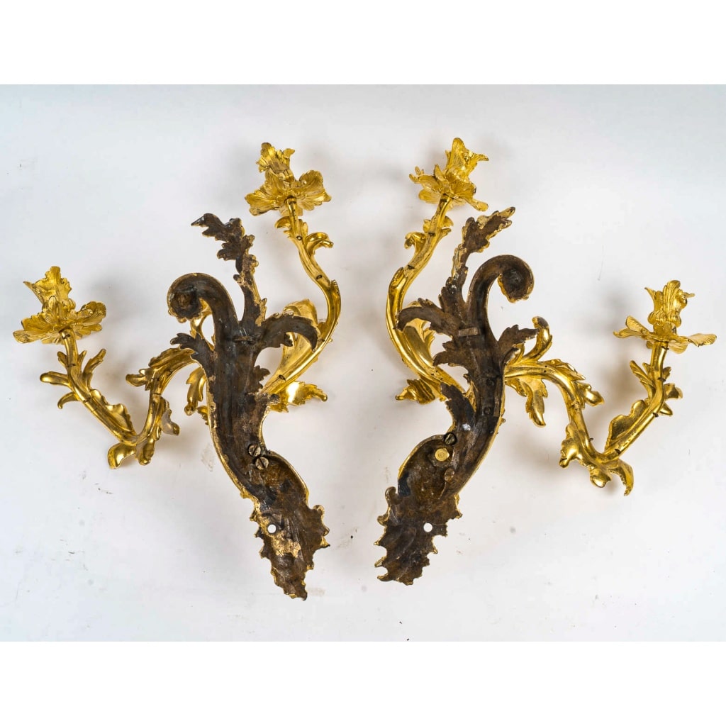 Paire d’appliques à deux lumières d’époque Louis XV en bronze ciselé et doré, vers 1750 | Biron 