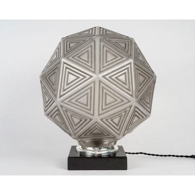 Lampe de Table "Nanking" verre blanc patiné gris de René LALIQUE