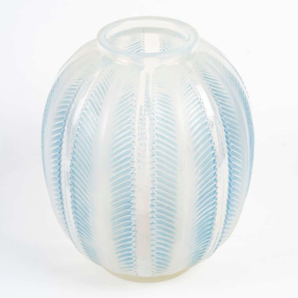 1932 – René Lalique – Vase « Biskra » Opalescent. | Biron 