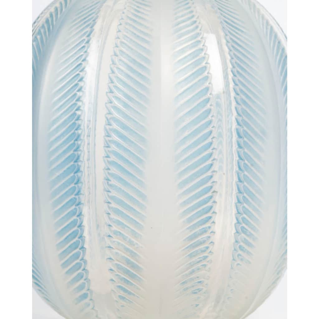 1932 – René Lalique – Vase « Biskra » Opalescent. | Biron 