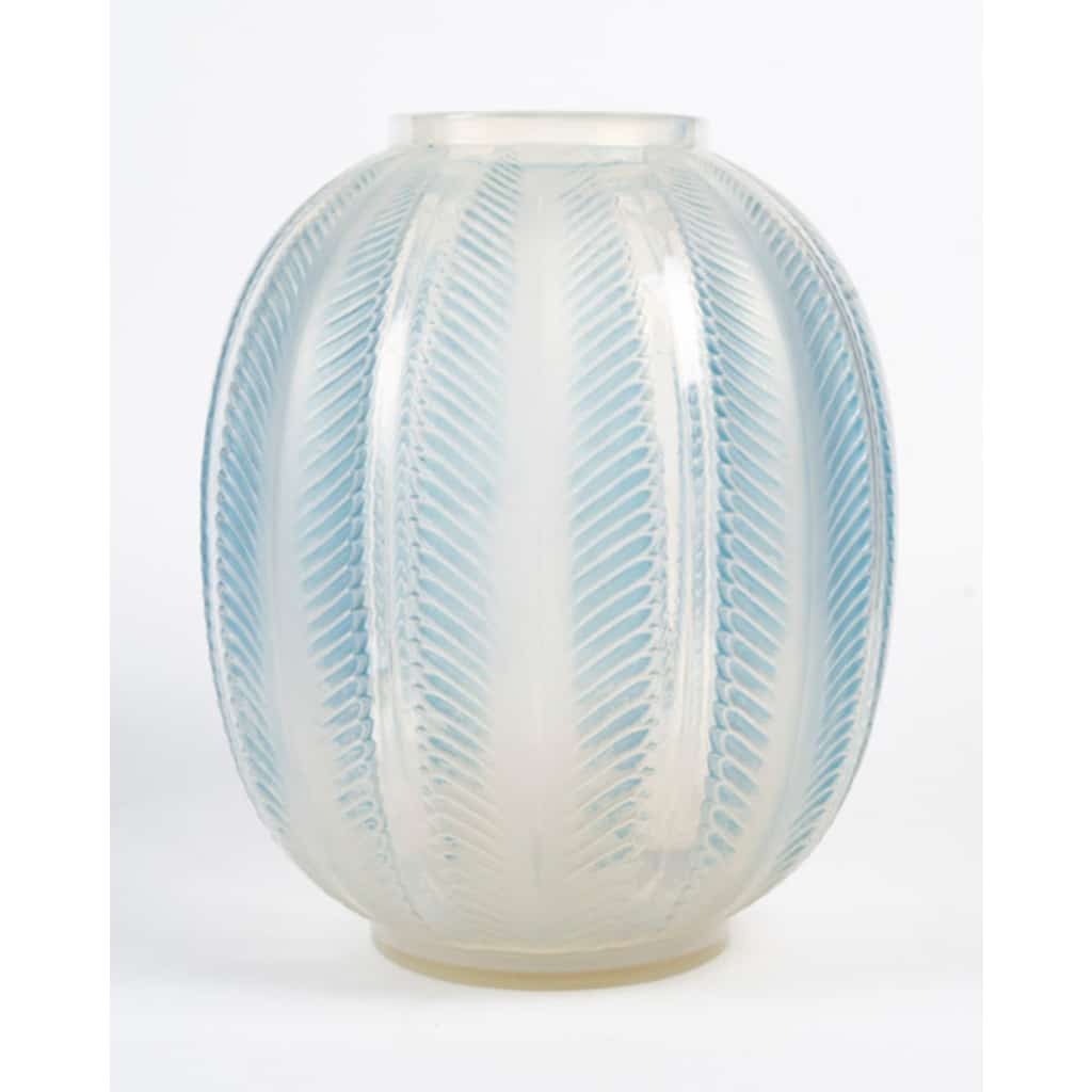 1932 – René Lalique – Vase « Biskra » Opalescent. | Biron 