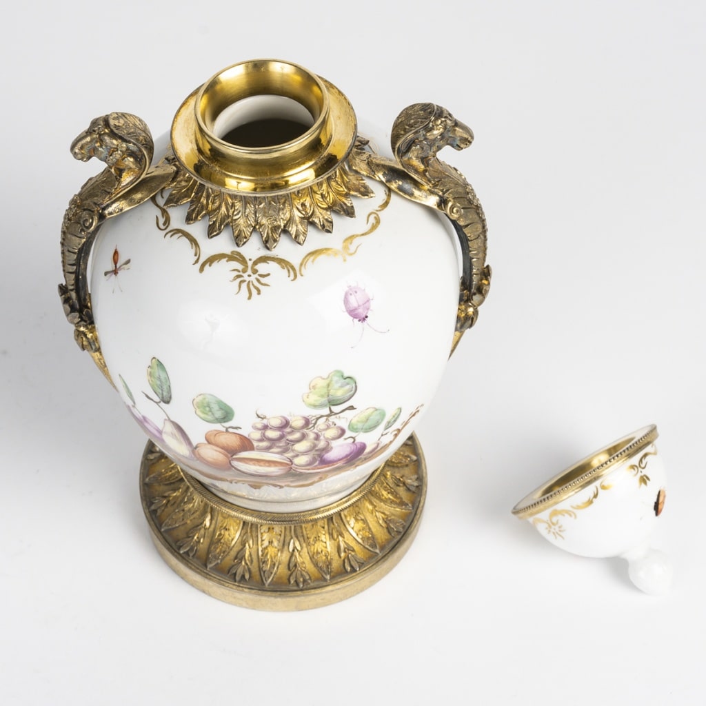 Vase à thé allemand en porcelaine allemande du 18ème siècle agrémenté d’une monture en argent française du 19ème siècle. | Biron 