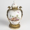 Vase à thé allemand en porcelaine allemande du 18ème siècle agrémenté d’une monture en argent française du 19ème siècle. | Biron 