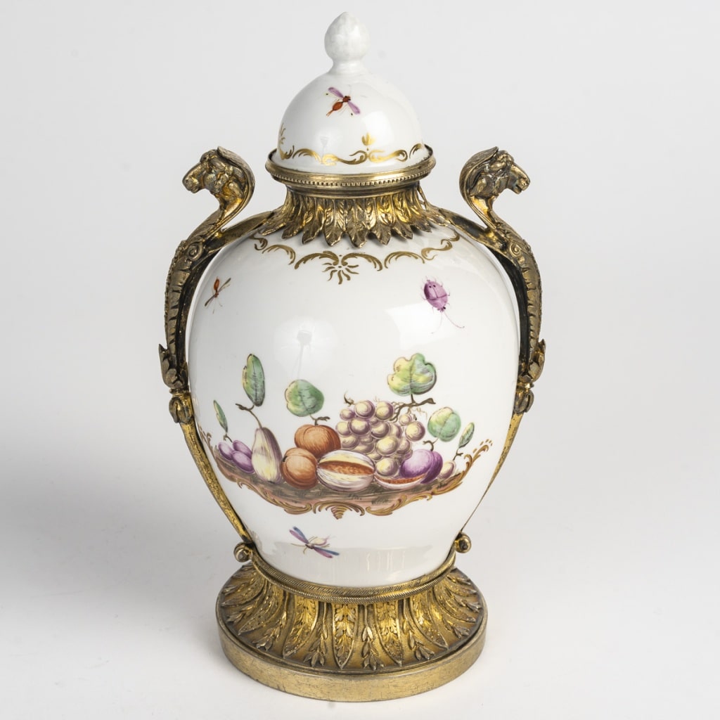 Vase à thé allemand en porcelaine allemande du 18ème siècle agrémenté d’une monture en argent française du 19ème siècle. | Biron 