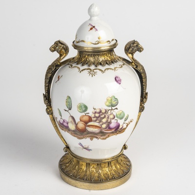Vase à thé allemand en porcelaine allemande du 18ème siècle agrémenté d’une monture en argent française du 19ème siècle.