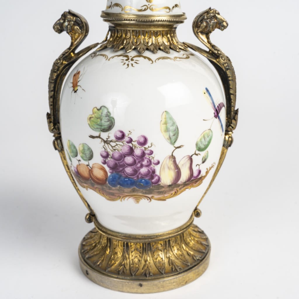 Vase à thé allemand en porcelaine allemande du 18ème siècle agrémenté d’une monture en argent française du 19ème siècle. | Biron 