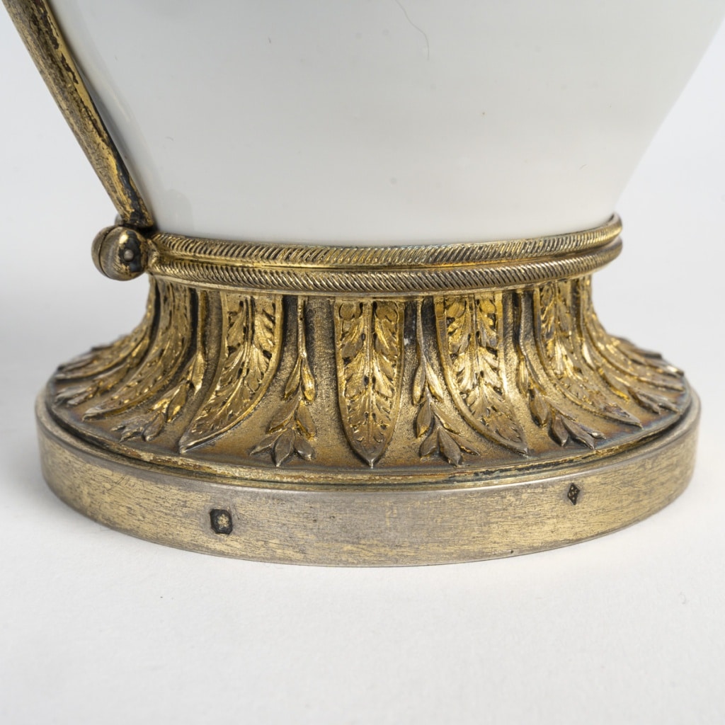 Vase à thé allemand en porcelaine allemande du 18ème siècle agrémenté d’une monture en argent française du 19ème siècle. | Biron 