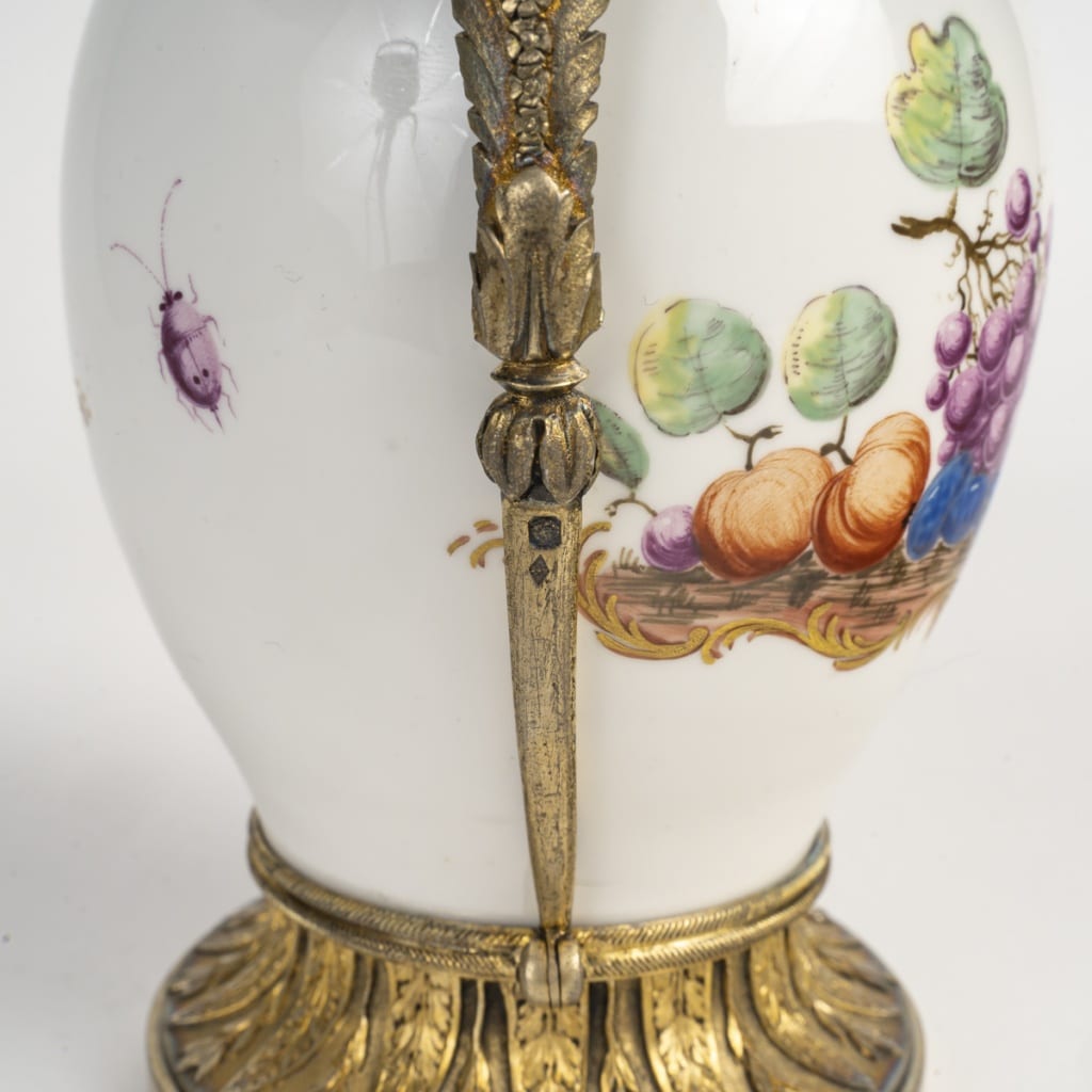 Vase à thé allemand en porcelaine allemande du 18ème siècle agrémenté d’une monture en argent française du 19ème siècle. | Biron 