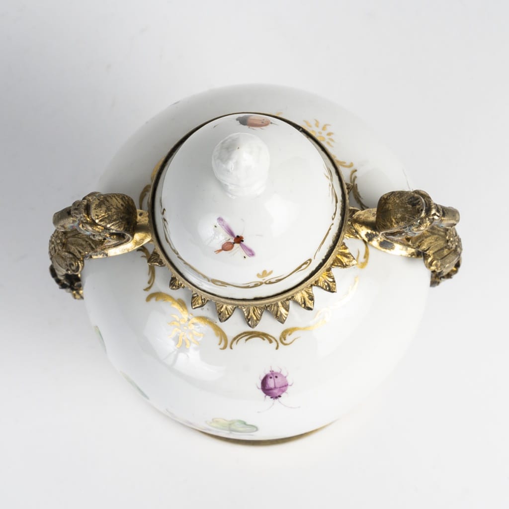 Vase à thé allemand en porcelaine allemande du 18ème siècle agrémenté d’une monture en argent française du 19ème siècle. | Biron 