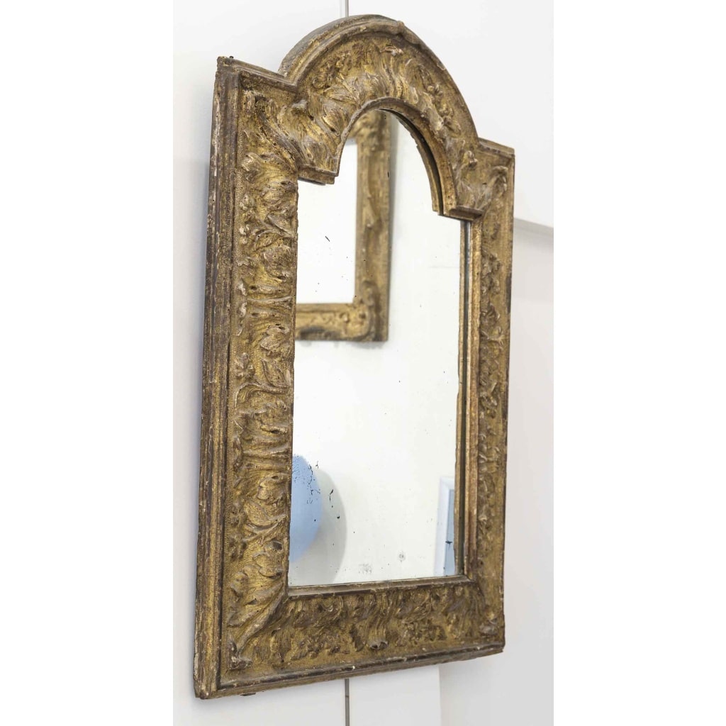 Cadre en bois sculpté doré du XVIIème siècle. | Biron 