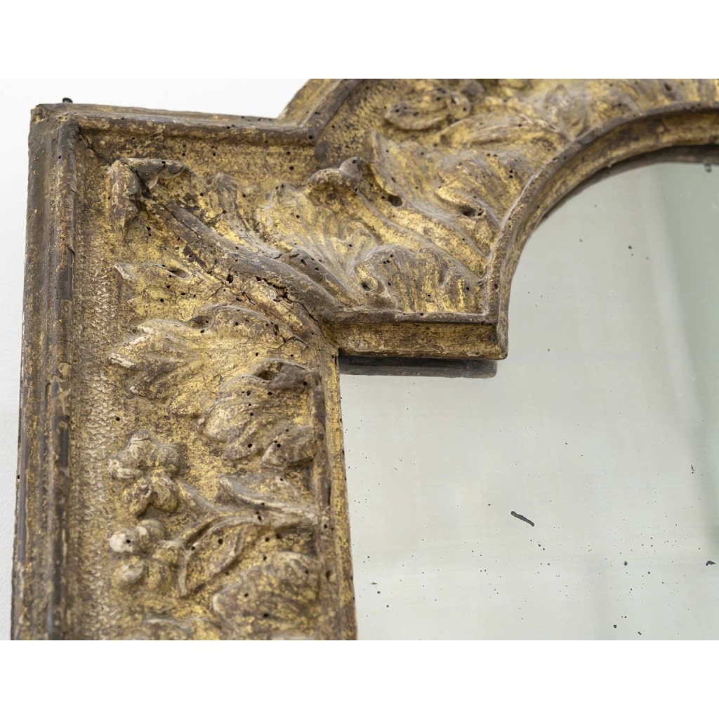 Cadre en bois sculpté doré du XVIIème siècle. | Biron 
