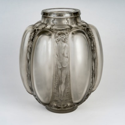 Vase "Six Figurines et Masques" verre blanc patiné gris de René LALIQUE