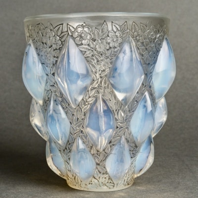 Vase "Rampillon" verre opalescent patiné gris de René LALIQUE