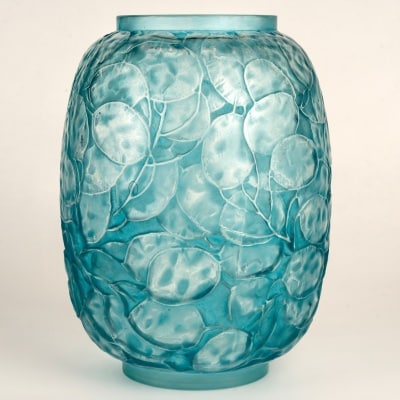 Vase "Monnaie Du Pape" verre blanc patiné bleu de René LALIQUE