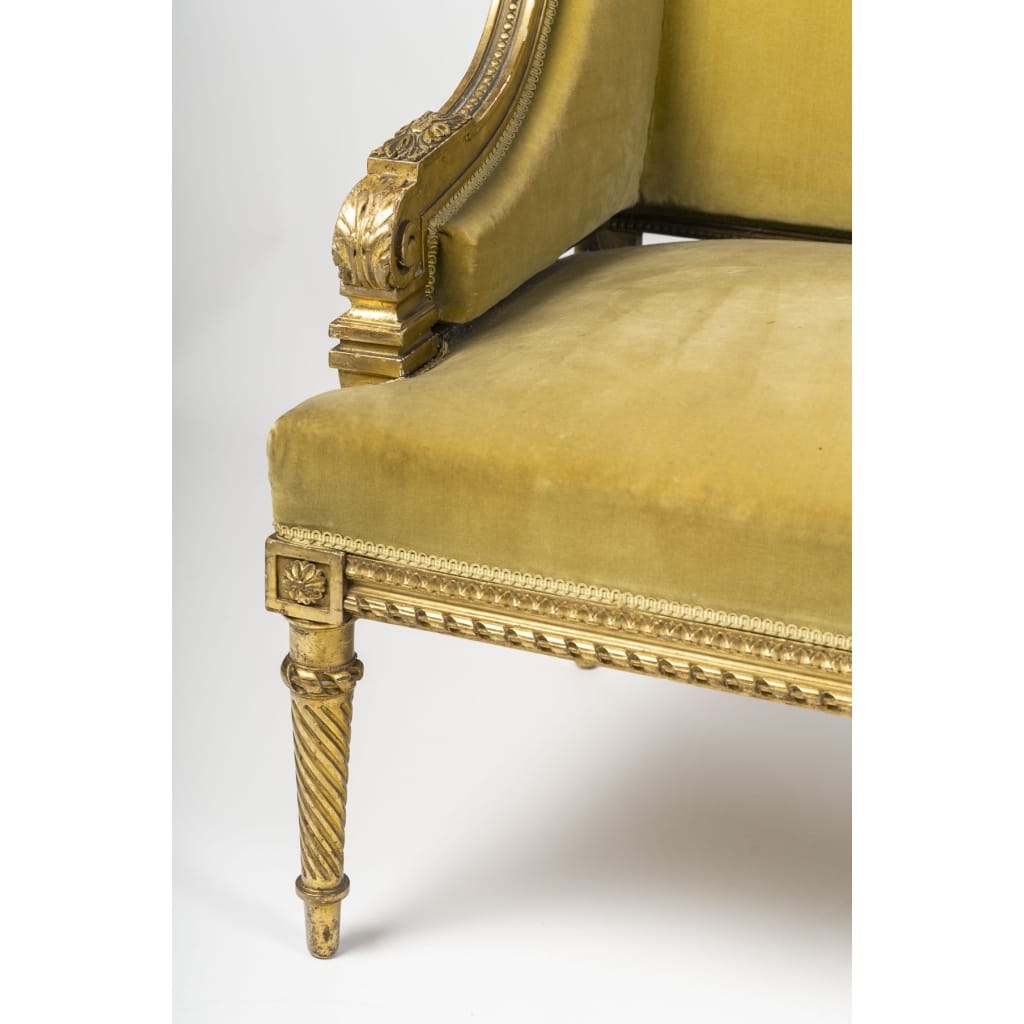 Petit canapé en bois doré sculpté, style Louis XVI | Biron 
