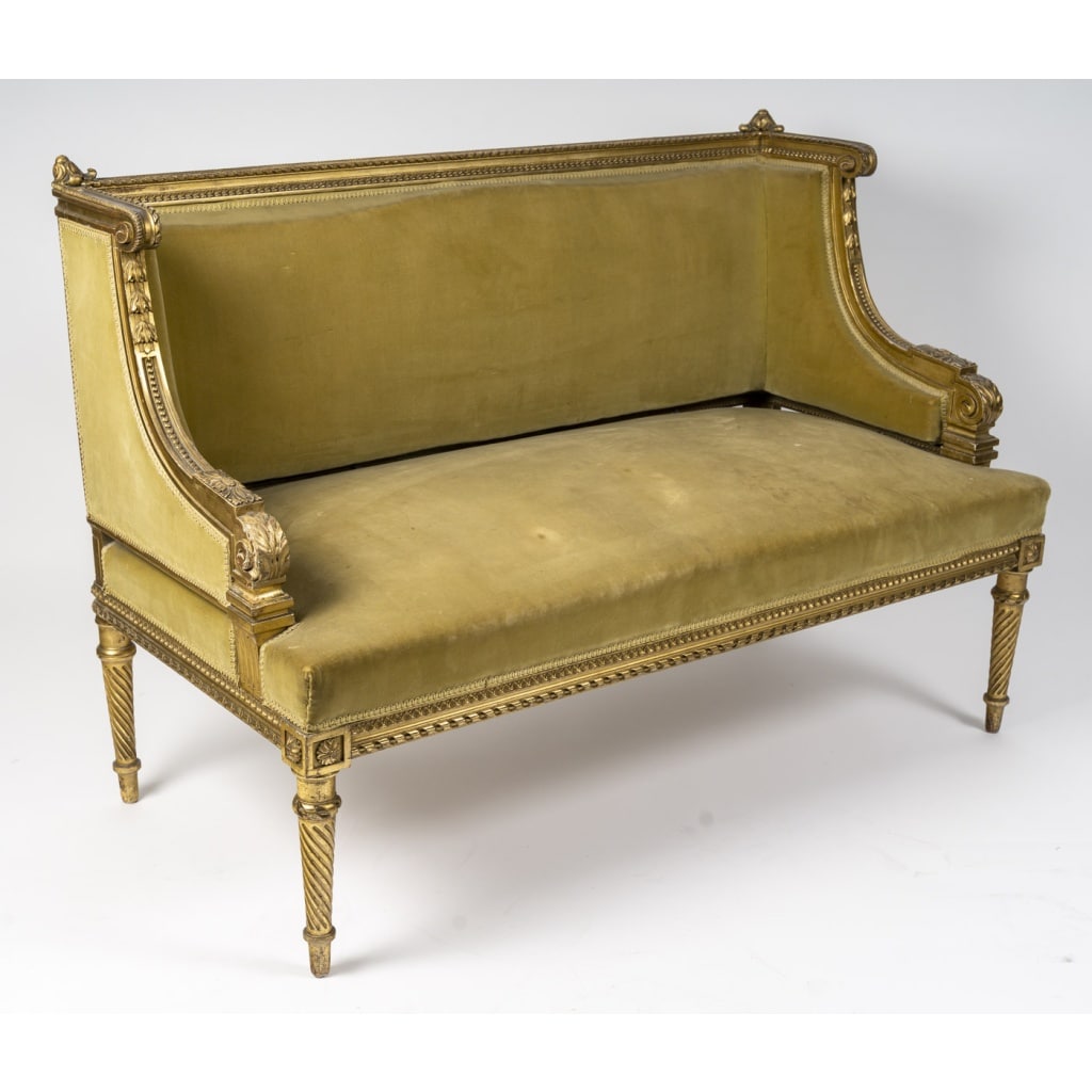 Petit canapé en bois doré sculpté, style Louis XVI | Biron 