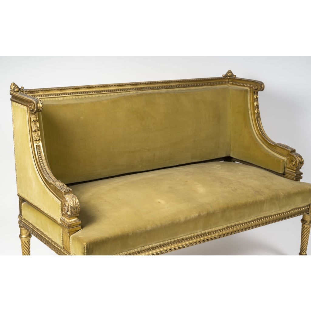 Petit canapé en bois doré sculpté, style Louis XVI | Biron 