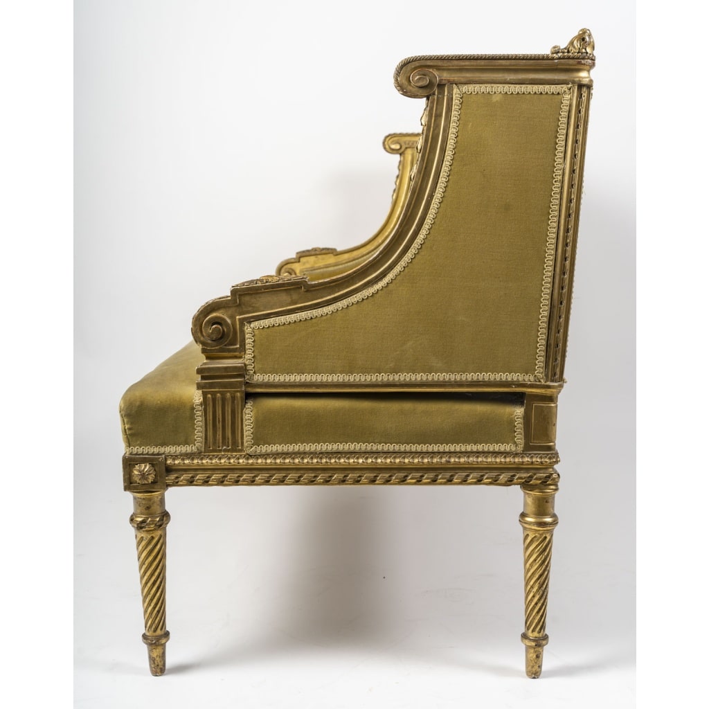 Petit canapé en bois doré sculpté, style Louis XVI | Biron 