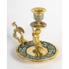 Élégant bougeoir à main à décors en émail cloisonné en bronze doré finement travaillé, période Napoléon III, orné de décors en émail cloisonné. | Biron 