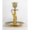 Élégant bougeoir à main à décors en émail cloisonné en bronze doré finement travaillé, période Napoléon III, orné de décors en émail cloisonné. | Biron 