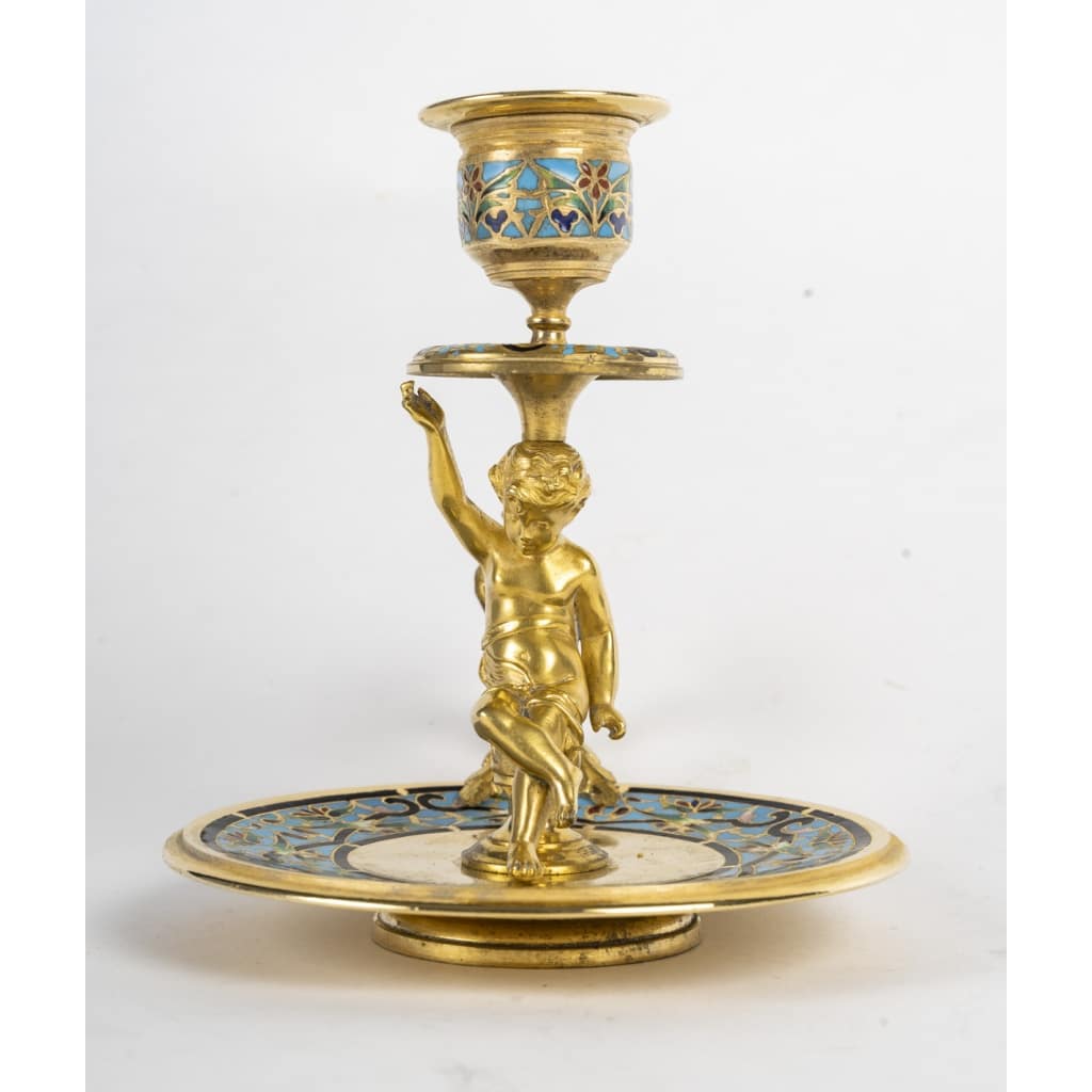 Élégant bougeoir à main à décors en émail cloisonné en bronze doré finement travaillé, période Napoléon III, orné de décors en émail cloisonné. | Biron 