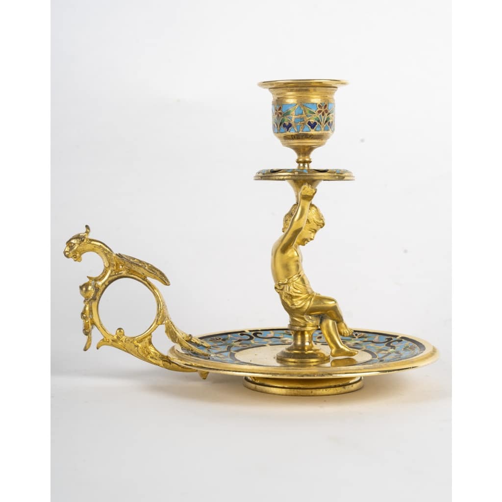 Élégant bougeoir à main à décors en émail cloisonné en bronze doré finement travaillé, période Napoléon III, orné de décors en émail cloisonné. | Biron 