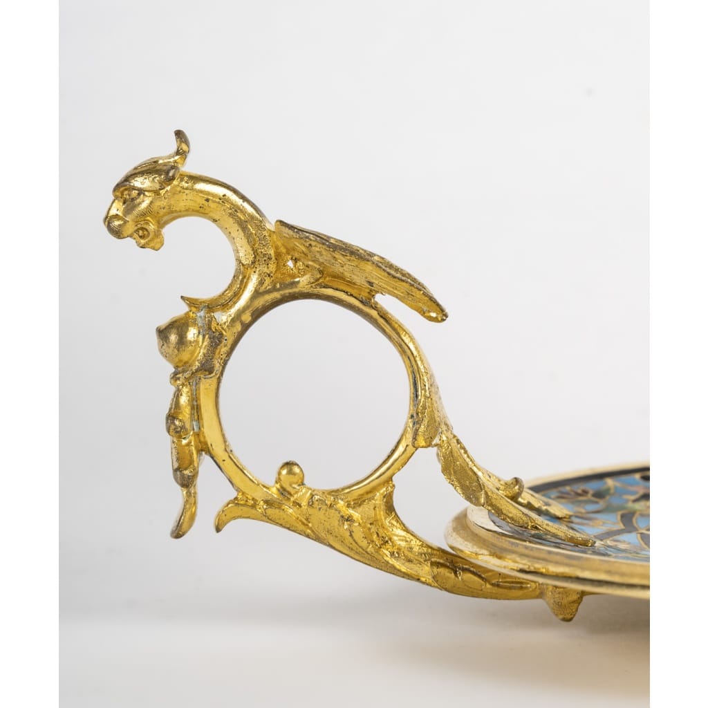Élégant bougeoir à main à décors en émail cloisonné en bronze doré finement travaillé, période Napoléon III, orné de décors en émail cloisonné. | Biron 