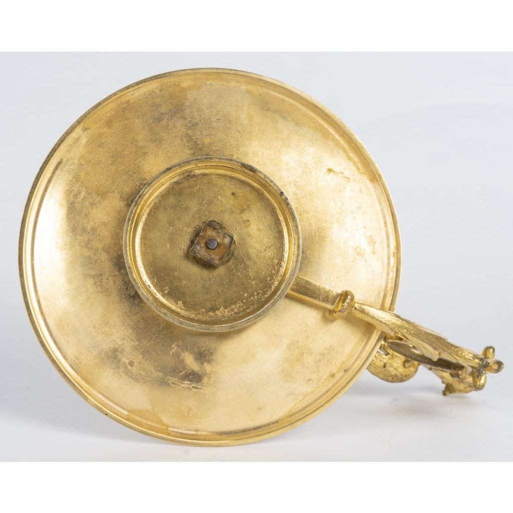 Élégant bougeoir à main à décors en émail cloisonné en bronze doré finement travaillé, période Napoléon III, orné de décors en émail cloisonné. | Biron 