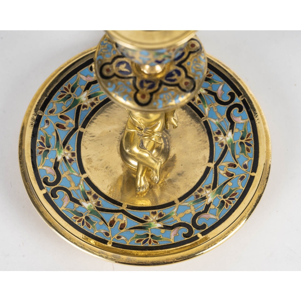Élégant bougeoir à main à décors en émail cloisonné en bronze doré finement travaillé, période Napoléon III, orné de décors en émail cloisonné. | Biron 