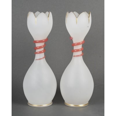 Élégante paire de vases en opaline blanche satinée à décor de serpents, Période Napoléon 3.