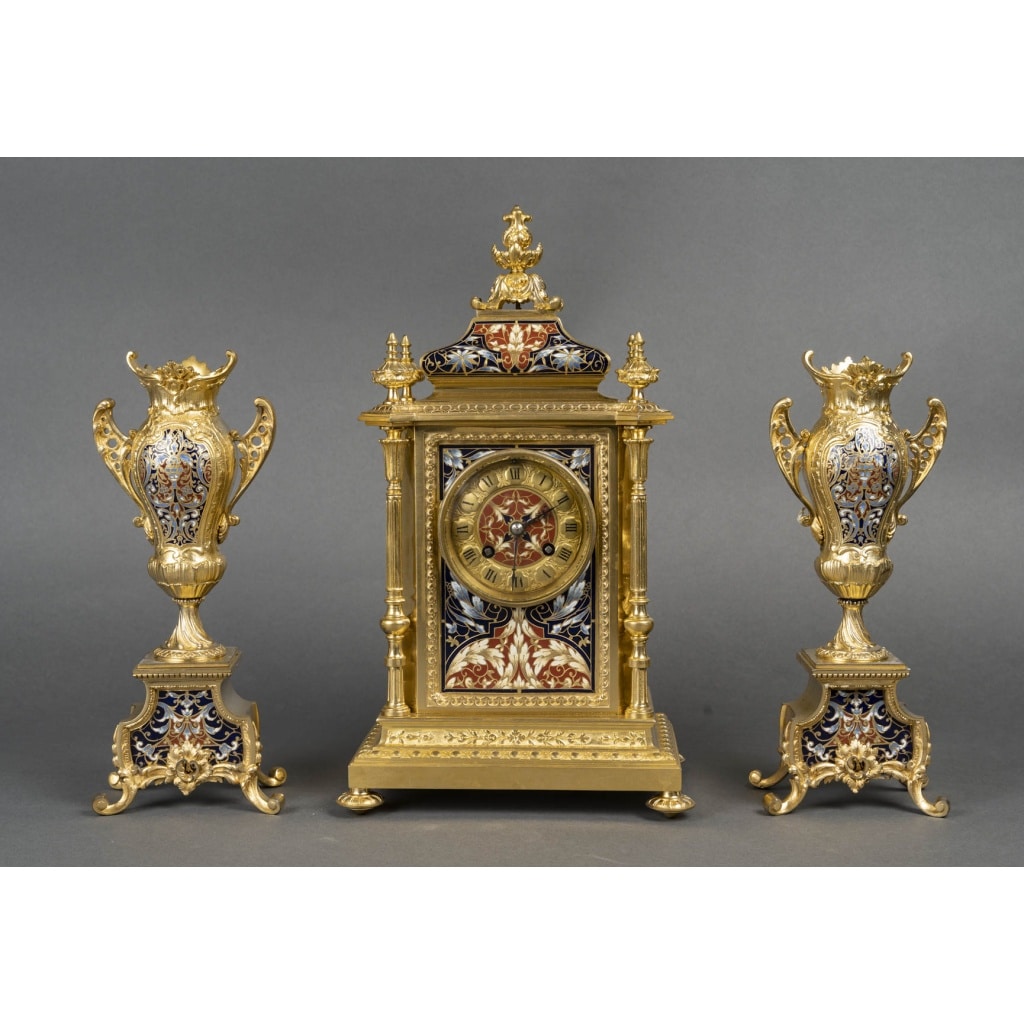 Une garniture de cheminée en bronze doré et émail cloisonné, XIXè siècle | Biron 