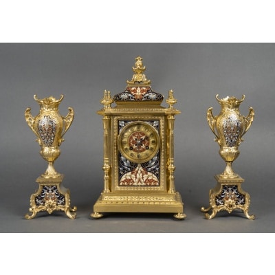 Une garniture de cheminée en bronze doré et émail cloisonné, XIXè siècle