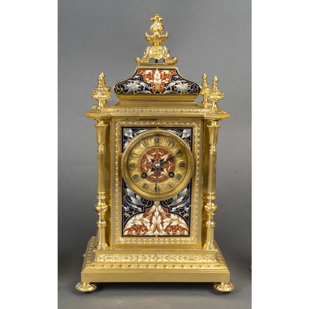 Une garniture de cheminée en bronze doré et émail cloisonné, XIXè siècle | Biron 