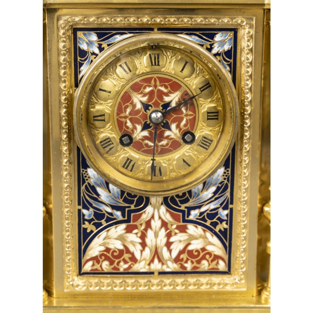 Une garniture de cheminée en bronze doré et émail cloisonné, XIXè siècle | Biron 