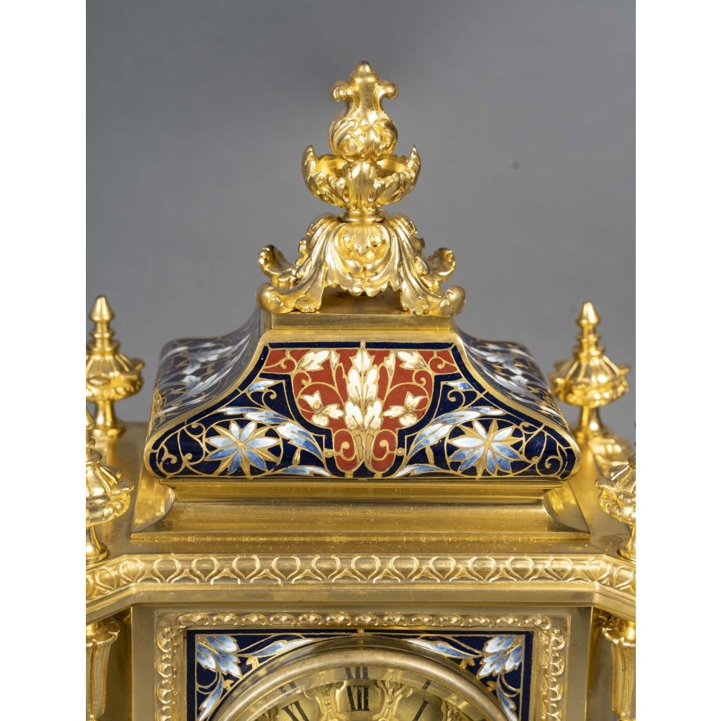 Une garniture de cheminée en bronze doré et émail cloisonné, XIXè siècle | Biron 