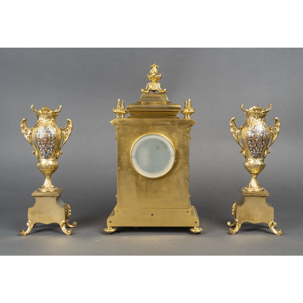 Une garniture de cheminée en bronze doré et émail cloisonné, XIXè siècle | Biron 