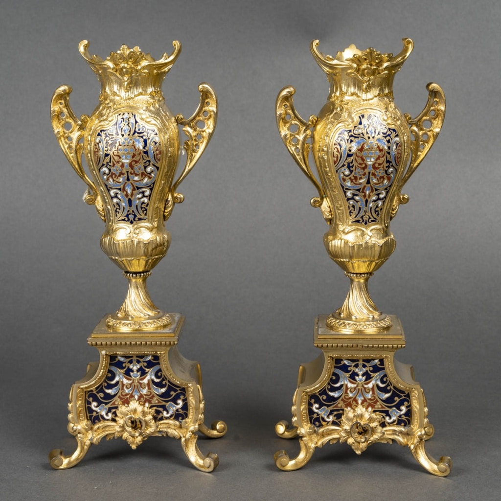 Une garniture de cheminée en bronze doré et émail cloisonné, XIXè siècle | Biron 