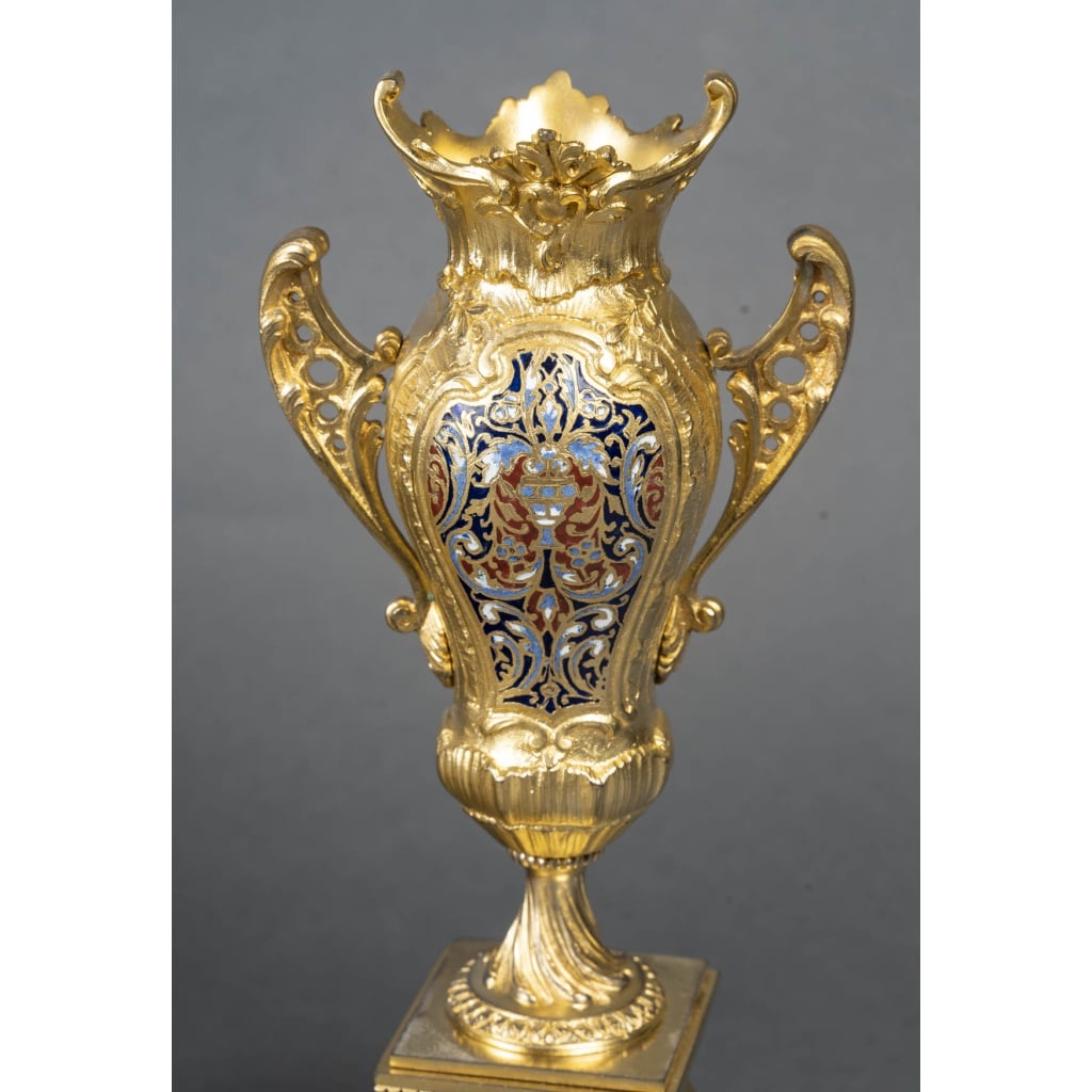Une garniture de cheminée en bronze doré et émail cloisonné, XIXè siècle | Biron 
