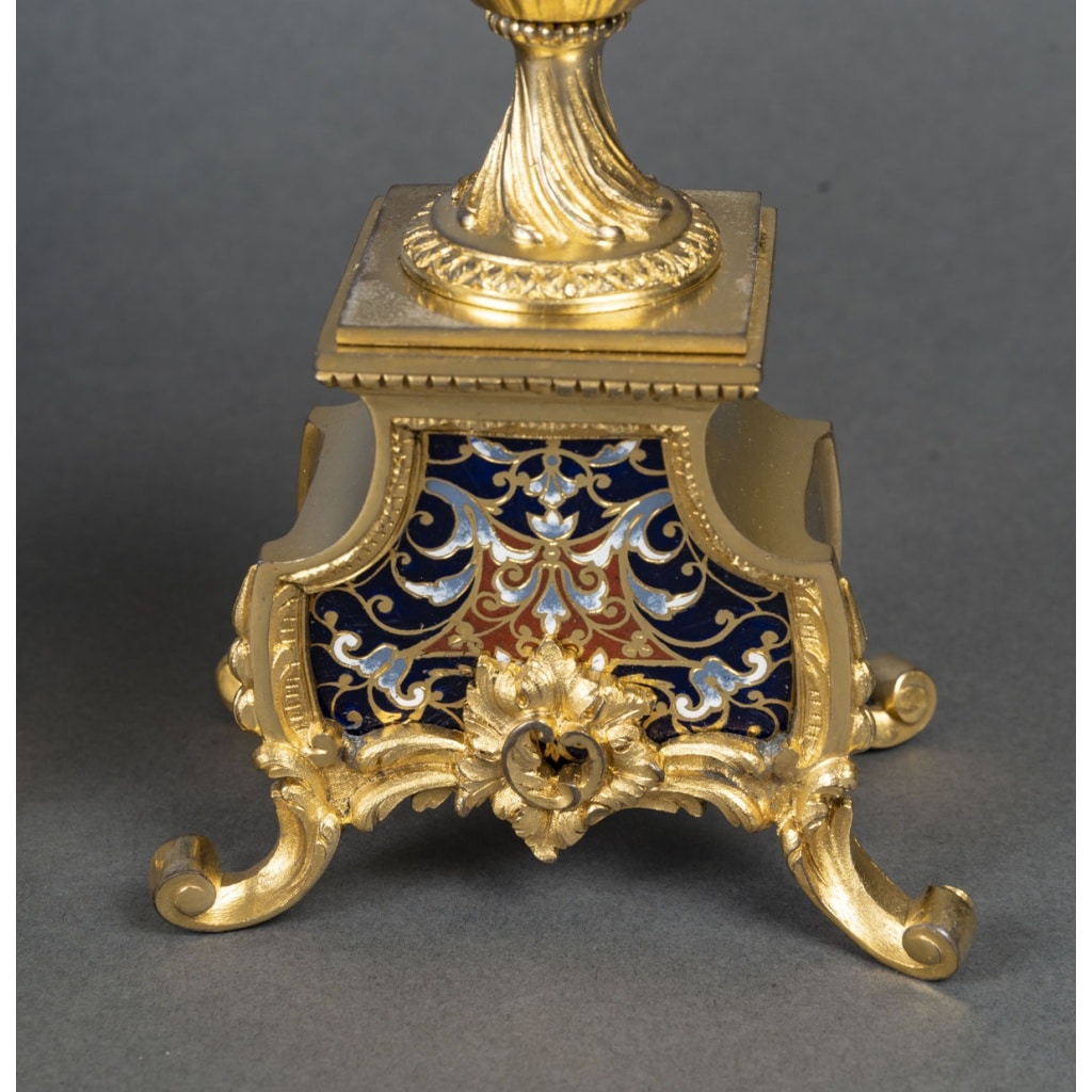 Une garniture de cheminée en bronze doré et émail cloisonné, XIXè siècle | Biron 
