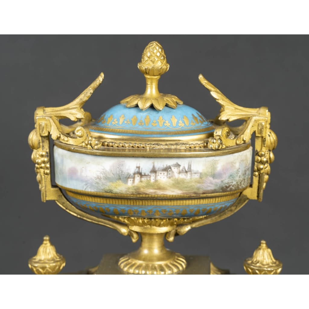Pendule en bronze et porcelaine, Époque Napoléon III | Biron 