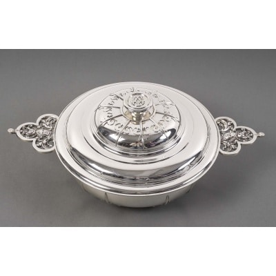 CARDEILHAC - Légumier couvert en argent modèle "Renaissance" XIXe Légumier couvert en argent massif de forme circulaire, modèle « Renaissance » à décor de fer de lances en applique sur le corps et sur la terrasse du couvercle dont la prise est en forme de bouton monogrammé. Les anses trilobées, flanquées de chaque côté, sont repercées de fleurs de lys et d’un mascaron. Modèle N°2 Dimensions : longueur aux anses 32 cm – diamètre au col 20 cm Hauteur 12,5 cm Matière : Argent massif 1er titre 950/°°° Poids : 1 240 grammes Poinçon : MINERVE Epoque : fin XIXème Orfèvre : CARDEILHAC Armand Edouard(1885/1904) Origine : France /Paris