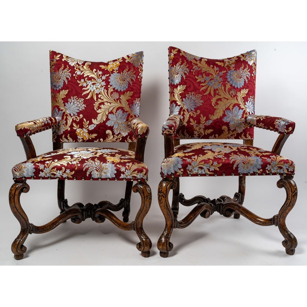 Paire de fauteuils à coiffer en noyer mouluré et sculpté, Italie, début du XVIIIe siècle | Biron 
